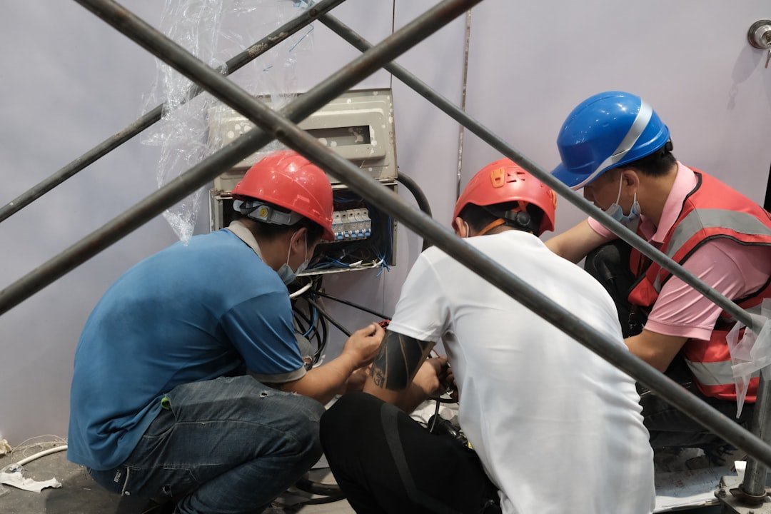 a-group-of-people-wearing-hard-hats-jgggowijz00